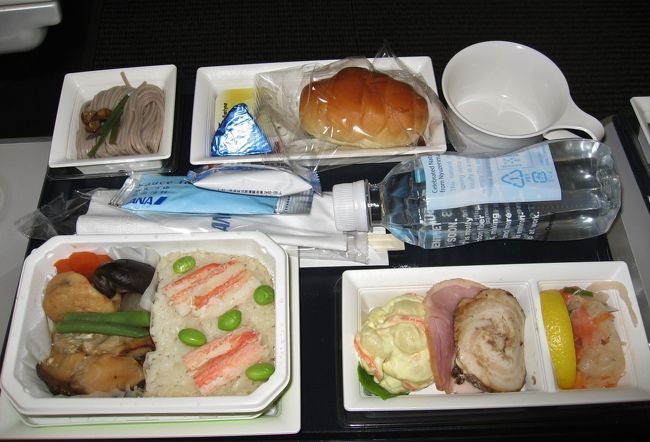 ANA211便の成田11:40発。ロンドンには夕方前に到着する。今この時間のフライトはパリ線と共に羽田便になってしまった。その日のうちに街へ出られ、帰りも夕方までゆっくりできる時間帯でかなり都合が良い時間帯の発着だ。成田愛用者としては、やや残念だ。<br />機内食は珍しく和食にしたらカニごはんだった。２食目もチキンのトマトソース煮込みで割としっかりした食事だった。