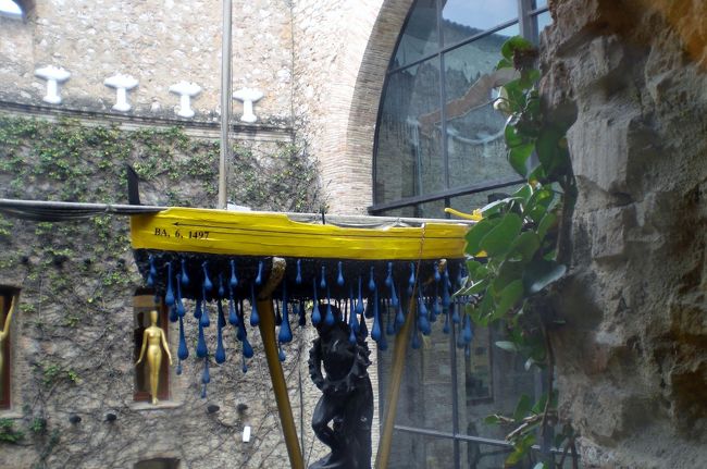 舟がひっくり返って水がだだ漏れである作品。<br />