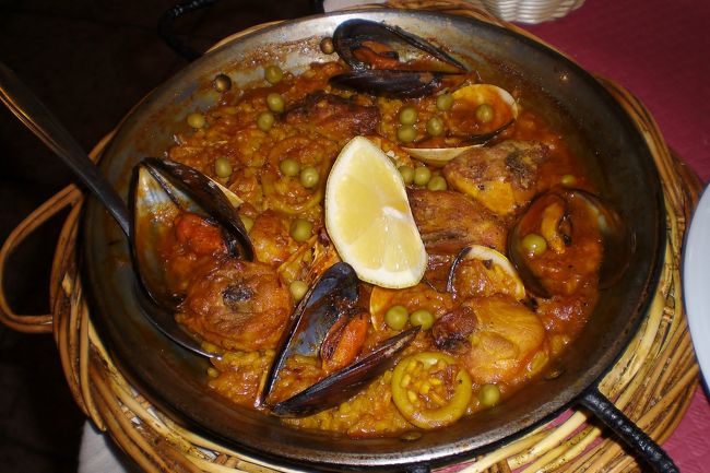 適当なレストランでランチ。とりあえずパエリアを頼んだが、美味しかった。<br />そしてバルセロナへ帰る。