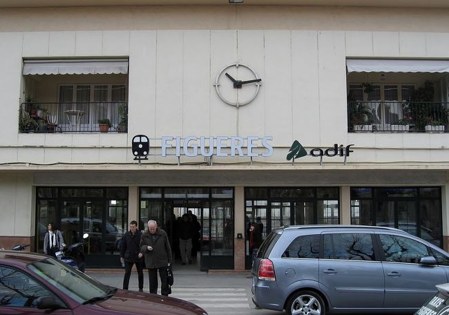 駅に到着し、まだ開館前だったので歩いて行く事にした。