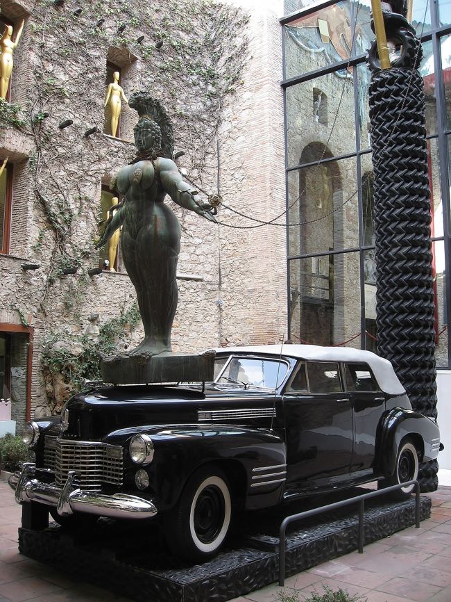 入ると、こんなのがいきなりある。<br />雨降りタクシーと言う名の作品で、ボタンを押すと車内に雨が降る。<br />ご存知の方も多いとは思うが、とにかくこのサルバドールダリさんは、ヘンテコリンが得意なのだ。我々は本来美術館に行き、有名な絵画など見ても、ふぅ〜ん。と言うタイプで、芸術には無知である。実際絵も二人揃ってかなり下手くそだ。そんな人間でも、この人の作品だけは遊び心満載でとても面白く、是非美術館に行きたいと思ったのだ。