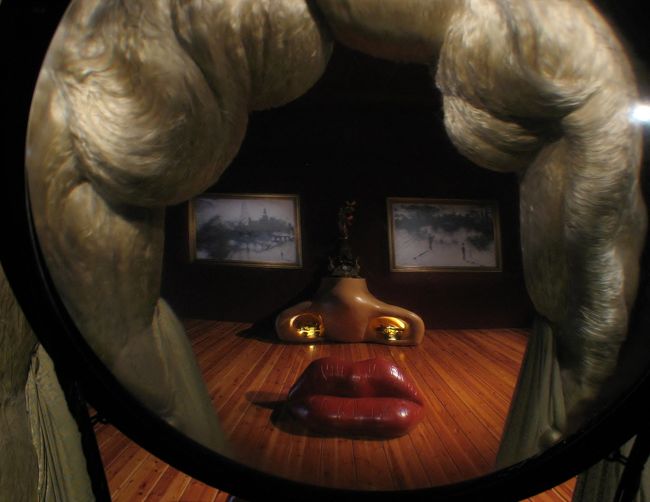 定位置から覗くとモンローちゃんであろうか。いやしかし、モンローちゃんでも鼻の穴に焚き火は突っ込まないであろう。<br />