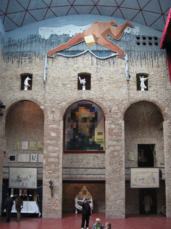 近くからだとわからないが、遠くから見ると、多分リンカーン。