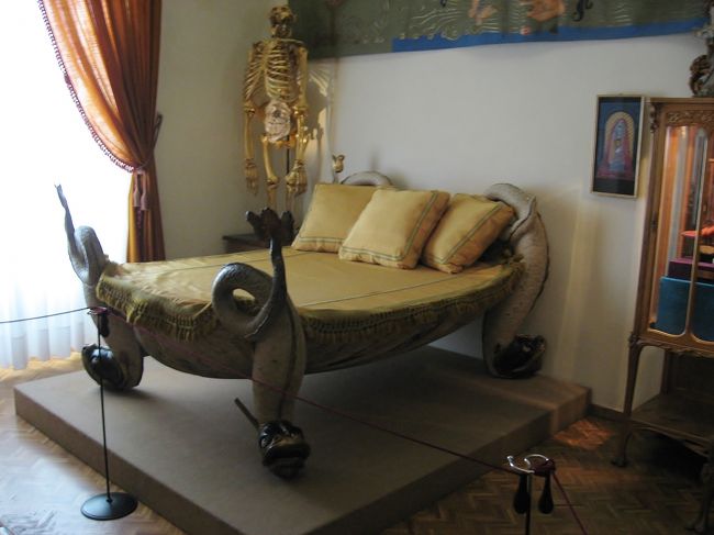 これはダリが実際に使っていたベット。<br />さすがのデザインである。<br /><br />と、このようにヘンテコリン満載が続き、非常に楽しい美術館で、来て良かった。