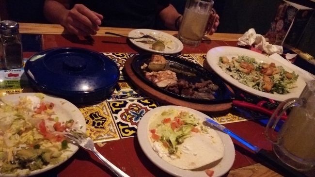 食べ散らかし写真でごめんなさい<br />昨夜ＧＰＯ敷地内に見かけた唐辛子のマークのレストラン、辛い物好きなパパさんのリクエストで今夜も赤いシャトルバスでやってきましたＧＰＯ<br /><br />Ｃｈili's ＜チリズ　バー＆グリル＞<br />昨日はお肉だったから今日はシーフードにしてみよう！<br />シュリンプのサラダ　海老がプリプリ<br />タコスみたいの<br />チキンと野菜の入った鉄板焼きは焼肉のたれっぽい味で食べやすい♪<br />残念ながらhotなお料理にはたどり着けずｗ