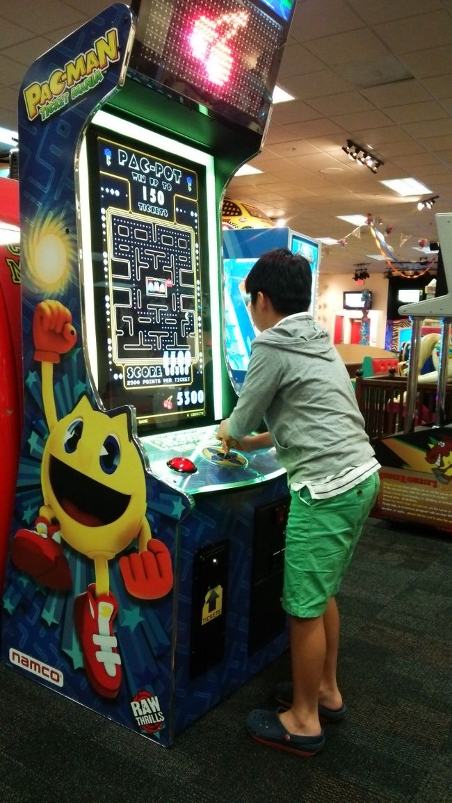 来たかったチャッキーチーズに寄りました！<br />ＪＡＬのパーソナルモニターでパックマンにハマった息子くん<br />ここにもあった！良かったね♪<br />ここはファミレスの中にでっかいゲームセンターがあるような空間です<br />アルコールがあったらずっと居ちゃいそうだ〜ｗ<br />飲食しなくても入れます