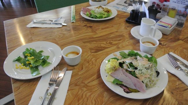 ３日目朝ごはん<br />楽天トラベルでついてくる朝食券は４泊×大人二人分＝８枚<br />昨日の朝は２枚を使ってホテルロビー階にあるバーでミニバーガー、あとキオスクと呼ばれるカウンターで、サンドウィッチ（丸リンゴ付き）と引き換え２枚使いました。残り６枚を、今日、明日のブランチとして使います。<br />不足している野菜を中心に！<br />一般的なブッフェですが種類豊富。お寿司なんかもありました。