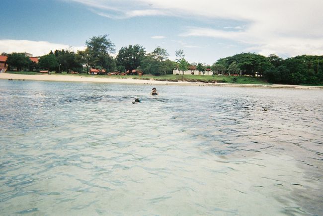 イパオビーチは公共の公園　ＢＢＱ設備もあるようです<br />だからかビーチで休んでいるとハエがすごいｗ<br />シートとビールとジュースにポテチ　持参してくつろぐ　がハエに耐え切れずほぼ海の中にいましたｗ<br /><br />
