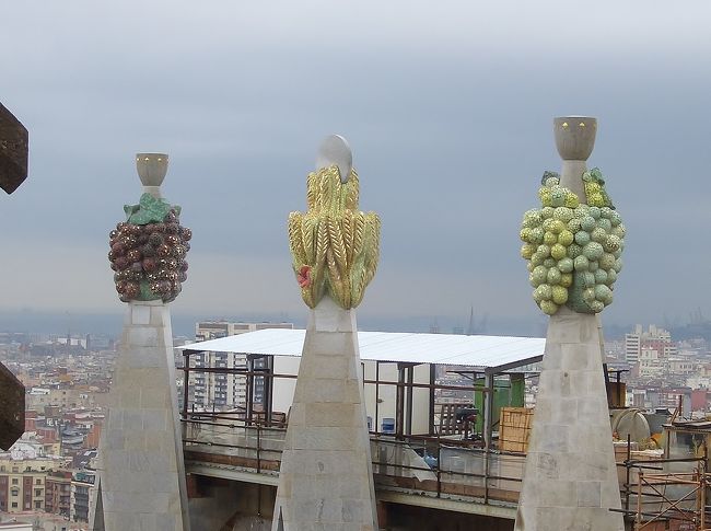 １月で観光シーズンではないので、予約していなくても上部まで昇れた。今とちょっとシステムが変わっているかもしれない。<br /><br />思いっきりブドウだかバナナだか乗っていた。