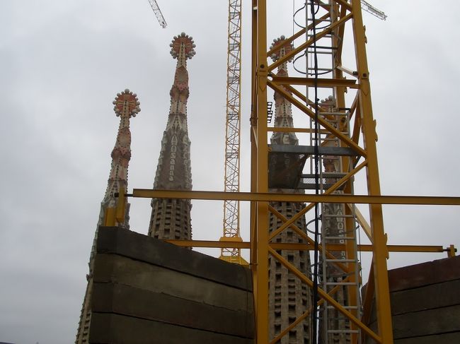 工事中のクレーンがかなり邪魔だが、私はこれを見るとルパンを思い出す。もしかしたらルパンのお宝返却を見てサグラダファミリアに行って見たいと思ったのかもしれない。<br />あそこにトリックダイヤをはめたんだな。と思いながら見学。<br />