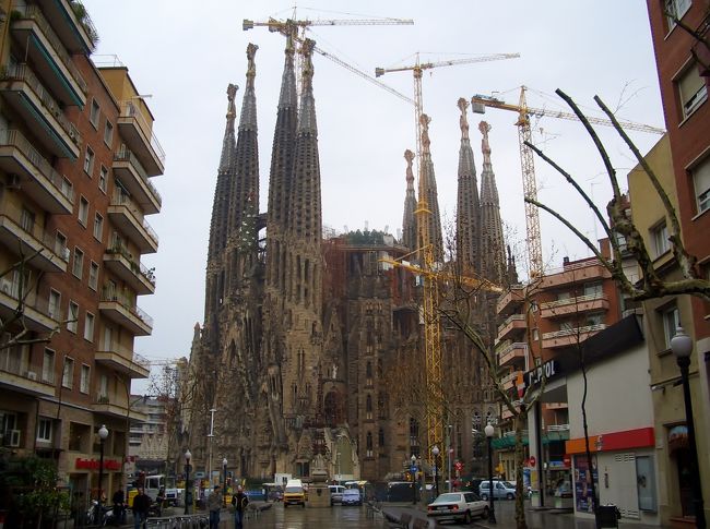 言わずと知れたサグラダファミリア。<br />ここからサグラダファミリアの写真は2007年に訪れた時のもの。<br />なので内部の聖堂もまだまだ工事中。最近テレビで内部を見たが、それはそれはこの当時とはえらい違いであった。<br />既に行かれた方はこんなんだったんだ。と思ってくれればいいし、これから行く方は、もっと素晴らしい聖堂になっているようなのでご安心を。
