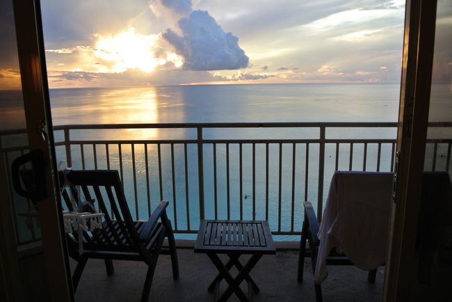 ホテルに戻ってシャワーしてさっぱり<br />コインランドリーに¢２５×８枚＝＄２を入れてお洗濯中、夕食はアウトリガーにつながってるＴＨＥプラザ２Ｆ「天ぷらかんだ」へ　居酒屋ですね、焼酎もありほっとした様子のパパさん<br /><br />途中でランドリーへ、乾燥機に入れ換えｗ<br /><br />二件目に行った、ウエスティン前のパシフィックプレイス２Ｆ「麺屋　ＳＡＮＪＩ」鹿児島ラーメンのお店　ラーメン以外もきくらげ玉子炒めとかサイドメニューも凄く美味しかった！１件目に来たかった！<br />同じく１Ｆ「テゥッティ　フルッティ」量り売りアイス　２回行きました〜子供が喜ぶ♪