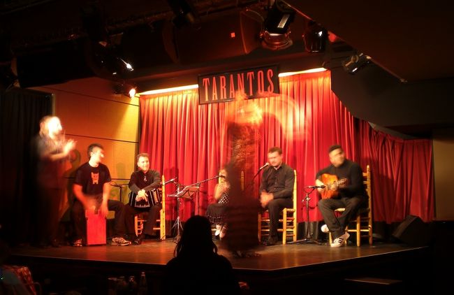 夜は、フラメンコを見に行った。本格的なフラメンコは価格もやや高めだったので、若手ダンサーが日替わりで出るタブラオを選んだ。６ユーロ位だったかな。時間は３０分位。<br />フラメンコはアンダルシア地方が有名だが、アンダルシア地方のスケジュールをかなりタイトにしていたので、バルセロナで見ておく事にしたのだ。洞窟風ではないけれど、これで満足だった。