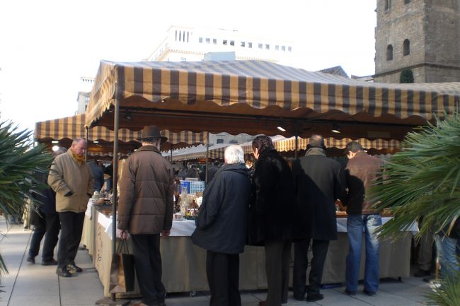 カテドラル前の広場でアンティーク市場が開かれていた。おじさん達が群がっている。