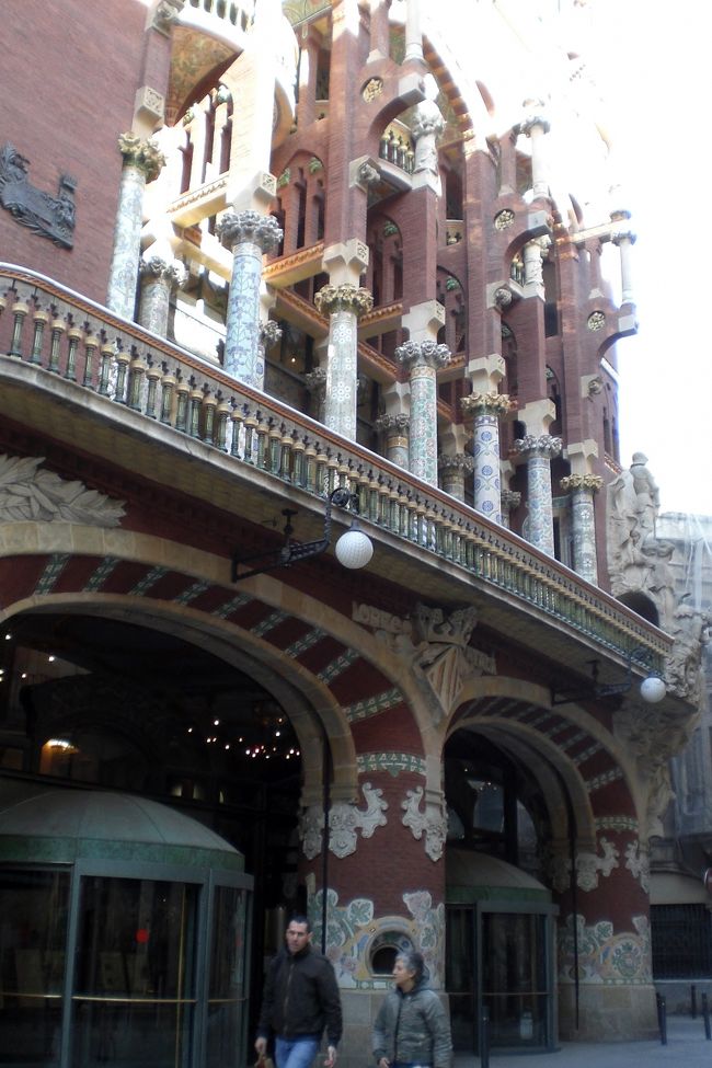 そしてカタルーニャ音楽堂。ここもサンパウ病院と同じドメネクさんの建築。<br />この音楽堂の全体図を撮影したくとも前の道が広くないため、距離をとって全景を撮影する事ができないのだ。