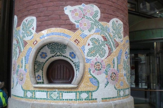 何だろう？まさかここがコンサートが開かれる際のチケット売場か？だとしたらかわいすぎる。