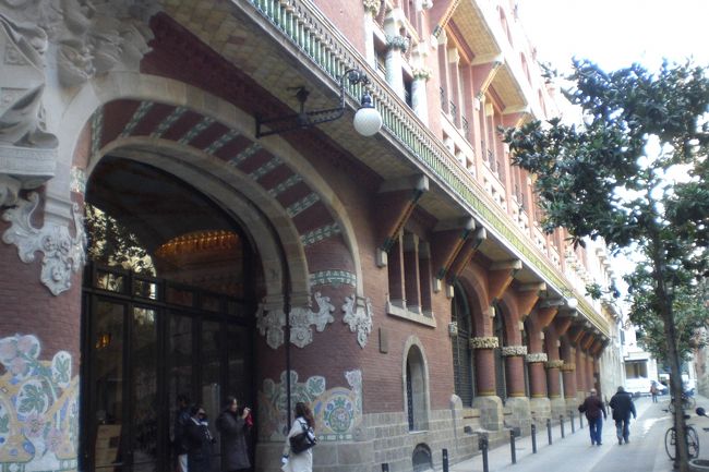 今もコンサートホールとして使われているようだ。内部の見学はガイドツアー参加のみ。しかもホールに何も予定の入っていない10-15時とかなり時間が限られるらしい。