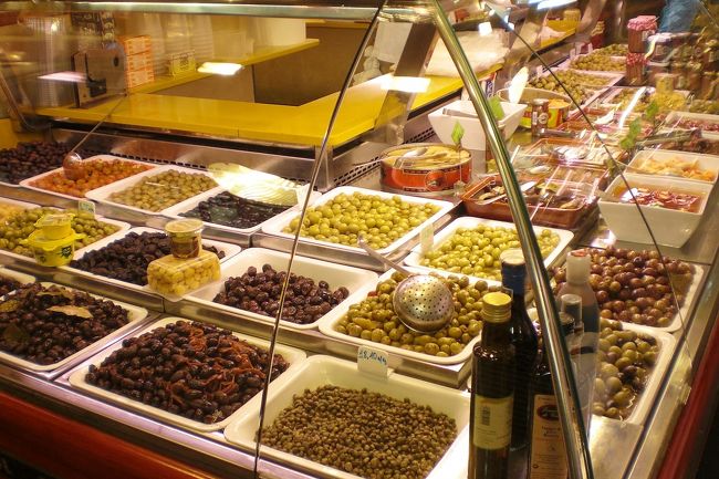 オリーブの種類も沢山。本当に見ているだけで楽しい。