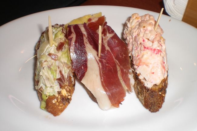 ピンチョス。このピンチョスの種類もとても多く、大抵どれをえらんでも外れはなかった。