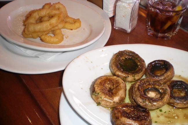 市場をみていたらお腹が空いてきたので、ランブラス通りのタパス屋でご飯。<br />イカフライとガーリックマッシュルーム。マズイ訳がないのであった。