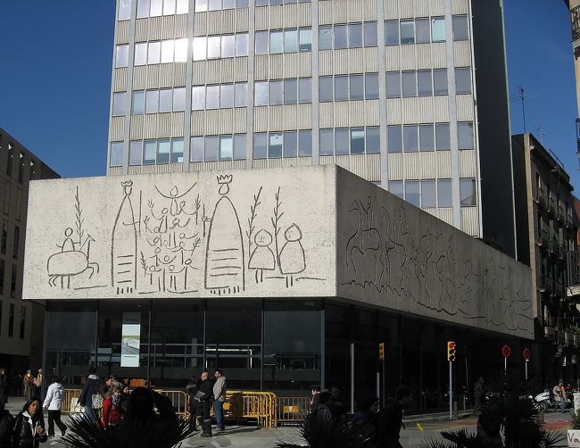 途中でトイレに行きたくなり、入った建物がここなのだが、うっかりこれはピカソが描いたものらしい。