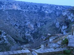 グラビィーナ渓谷

イタリア南部に位置する町マテーラは、グラヴィーナ渓谷の斜面の岩肌を掘って造られたサッシ（サッシとは岩を意味するイタリア語サッソの複数形）と呼ばれる洞窟住居群が約3000から4000あり、何層にも重なって渓谷を埋め尽くす壮観な景色が広がります。このマテーラの歴史は古く、この地に人類が住み着いたのは約7000年前と言われています。

