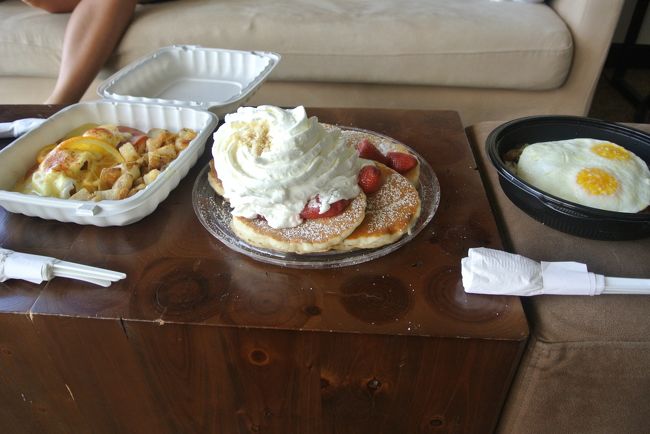 最終日の朝ごはんに何とか盛り込んだ　グアムのエッグスンシングス<br />７時に買いに行って、８時に食べる事が出来ました<br />欲張ったな〜(^_^;)　注：３人で食べる量ではありません<br /><br />４か月間、計画したり妄想したり、４トラにクギヅケになったり。旅行に行くまでの過程がこんなに楽しいなんて！計画を実行する喜び、時に反省したり。旅が数倍楽しくなりました！<br />用意してもらう旅行ばかりだった今までを反省しています(+_+)<br /><br />見てくだっさた方ありがとうございます(^^)/