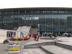 13:15
釜山駅です。
ガラス張りの近代的な建物に見えますが、古い駅舎にガラスをかぶせリフォームした建物だそうです。
これから列車でソウルに向かいます。