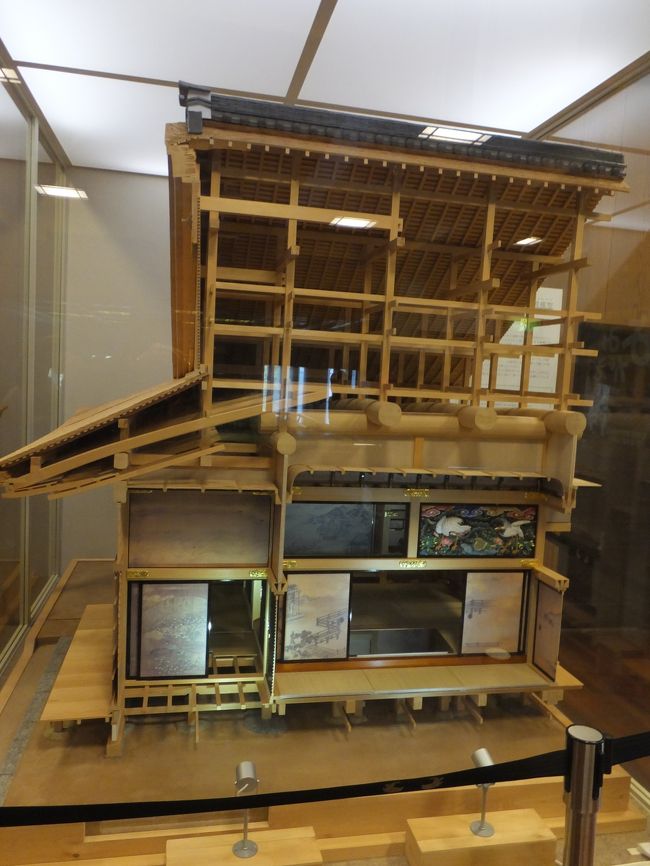 平成19年9月から、地元の職人さんたちの協力を得て取り組んできた<br /><br />「名古屋城本丸御殿・匠工房」。<br /><br />そこで制作してきました「本丸御殿上洛殿上段之間8分の1模型」は<br /><br />非常に精巧な出来で、まさに地元の職人さんたちの匠の技を結集した<br /><br />素晴らしい模型です。