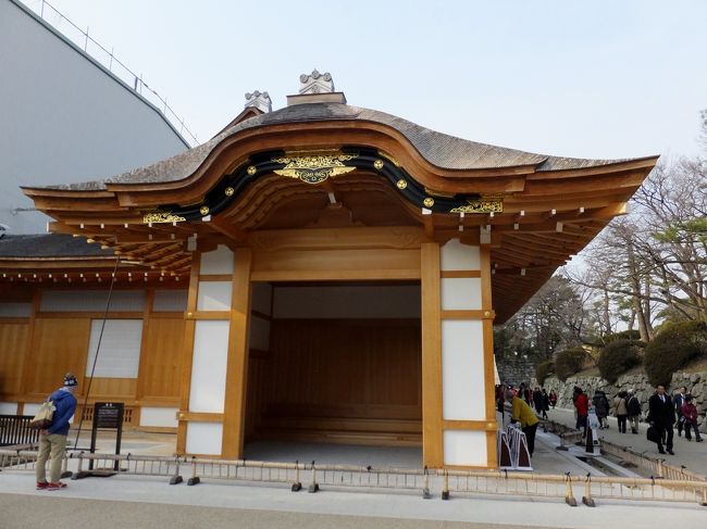 復元された本丸御殿前を通り、二之丸庭園へ