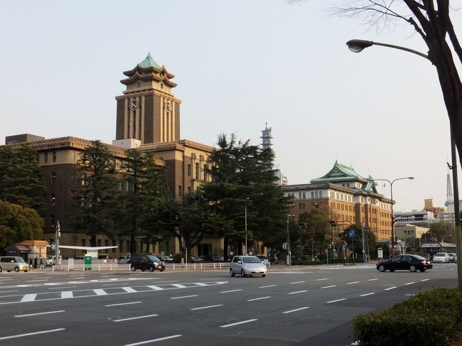 手前が市役所、奥が県庁です