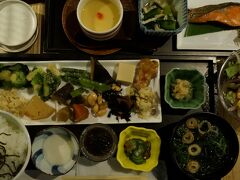 三井ガーデン京都新町別館の人気の朝食です。
鮭や茶碗蒸しが乗ってるのは、和食セットのプレートです。

それ以外は、自分で好きなものをセレクトできます。

