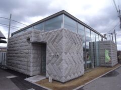 稲田駅の隣にある石の百年館

駅に市営の駐車場があります。
石の百年館の利用者は無料です。