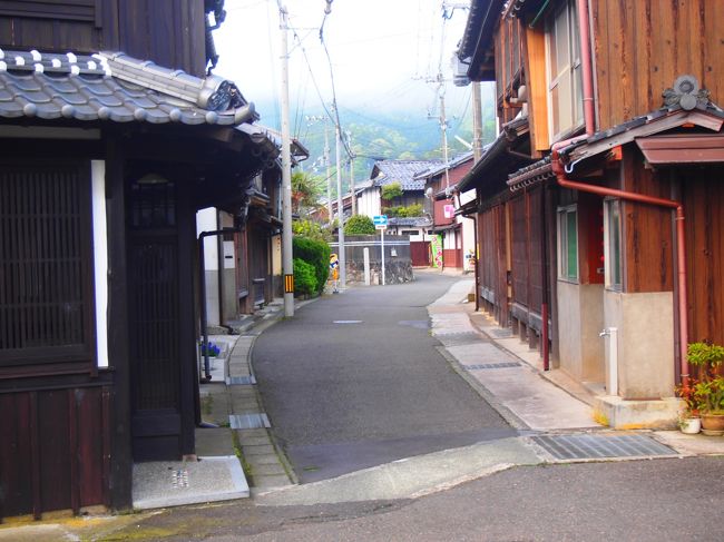 ３日目<br /><br />朝食前に、昨日のうちに小浜の重伝建地区を歩き回ったり、バイクで走り回ったりして自分の好みの町並みが、どこにあるか探しておこうと思ったのですが、探し当てる事は出来なかったのでホテルの人に確認し、古い町並み散策開始。小浜の重伝建地区は広いのですが整然と古い建物が並ぶのは、一番、西にある三丁町と呼ばれる地区です。<br />