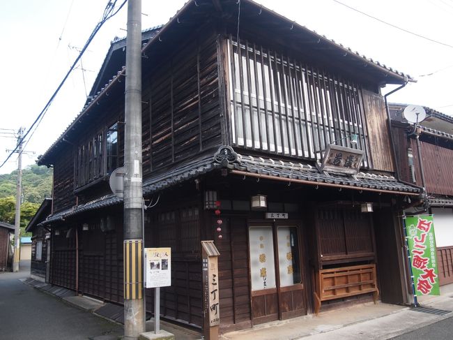 この三丁町のほぼ全てのお宅には飾り物が玄関先に吊るされていました。身代わり猿というものなんだそうですが、魔除け、厄除けとして、使いの猿を模ったお守りなんだそうです。