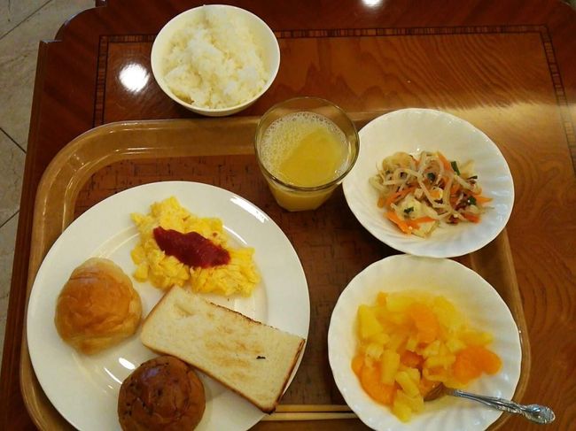 最終日なので、遅めの朝ご飯(pД<`)/<br />今日はバイキングでした♪<br /><br /><br />昨日気に入ったパイナップルジュースを<br />ガブガブやっぱり美味しい〜(^p^)<br /><br /><br />パンをセットすると、トーストされて<br />反対側から出てくる機械。<br /><br /><br />初めて見たのですが、こういうホテルでは<br />よく見かけるんでしょうか？<br /><br /><br />なんてハイテク(?)なんだ〜っっΣ(☆▽☆;)<br /><br /><br />既に食べ始めていた旦那を慌てて<br />引っ張ってきて説明してしまいましたwww<br />