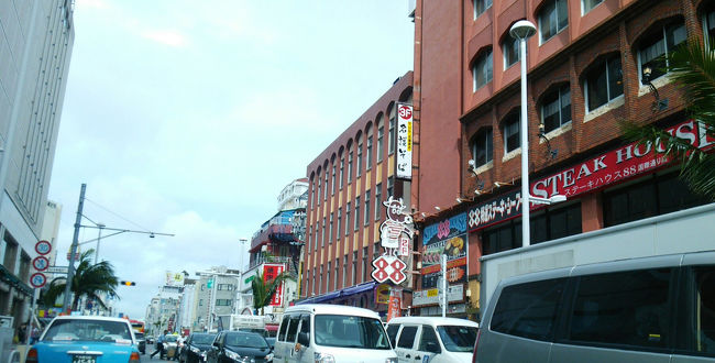 観光客向けの国際通りより、スーパーで<br />お土産を買う方が安いと聞いていたので、<br /><br /><br />実は昨日、マックスバリューで<br />何個か紅いもタルトを買ったんですが…<br /><br /><br />こっちの方がやすいじゃないか〜m9(TДT)<br />