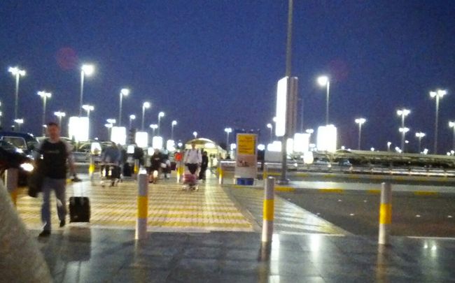 エティハド航空の市内への無料シャトルバスに乗ります。横断歩道渡って右に進みます。駐車場には入らないのがポイントでした。