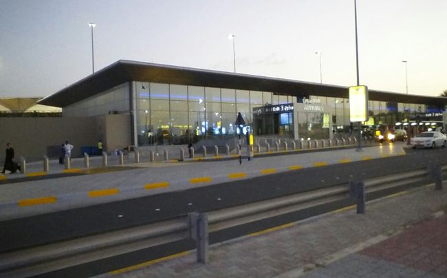 バス乗り場から、ちょうどT3到着ロビーが見えます。