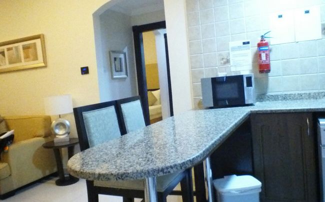 一泊一人￥6000で86?。奥のドアでコネクティングルームとして使えます。