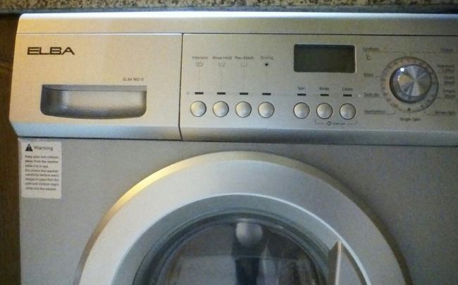 全自動洗濯機。持参した洗剤を使いました。