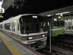 　奈良駅で下車して、後発の快速電車に乗り換えます。