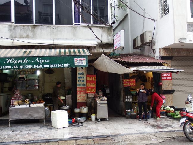 ハノイ早朝、ホテル正面のお店です。<br />この丸焼きチキン、いつも美味しそうな香りがしてました。<br />ちょっと食べてみたかったなぁ…、心残りです。
