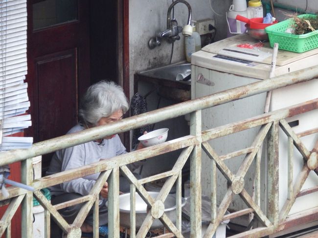 こちらも、ホテルの部屋から見えた早朝の一コマ。<br />何かしながら朝食を食べている人が結構います。