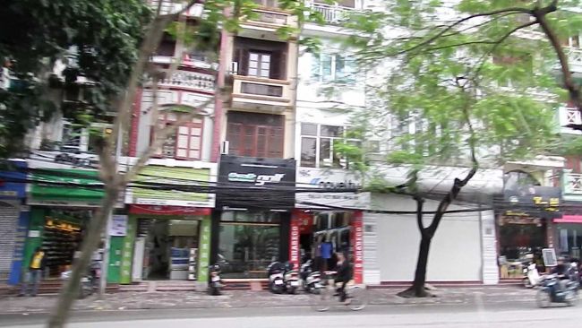 旅の最後、ハノイ市内観光へ出発。まずはホエンキエム湖へ。<br />途中の車窓から。<br />本当にベトナムの家と家の間は隙間ゼロ！！！