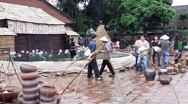 ちょうど、なにかの国際会議出席者に見せる「人形劇」のリハーサルがされていました。