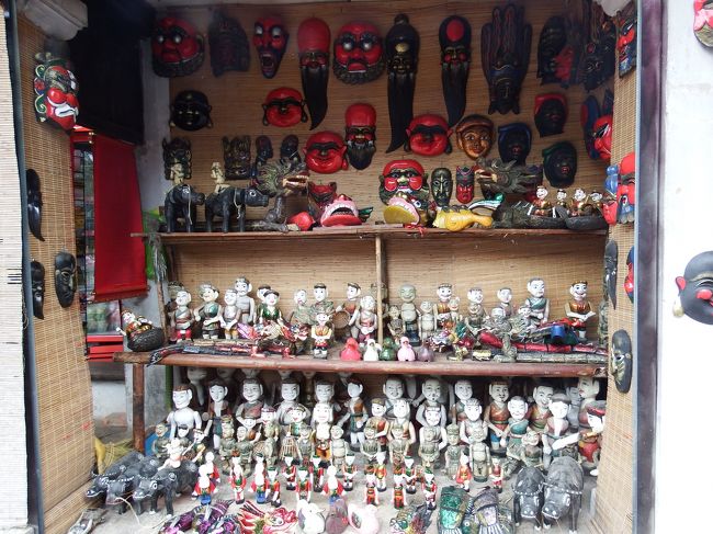 ユニークなお面や人形達。