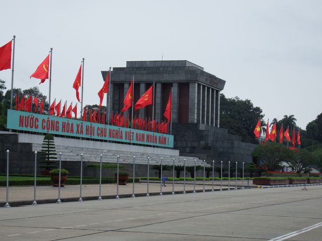そして「ホーチミン廟」へ。<br />ガラスケースの中に横たわる保存されているホーチミンの遺体を見る事が出来ます。<br />実は午前中の一番はじめにこちらへ来たのですが、ものすご〜い長蛇の列！<br />「ま、見なくてもいいかぁ・・・」だったのですが、熱心なガイドさんのおかげで、再び連れて来てもらい、見学完了！<br /><br />これで、ハノイ市内観光は終了です。