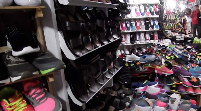 ランチのあとは、ショッピング。まずは「靴屋通り」へ。