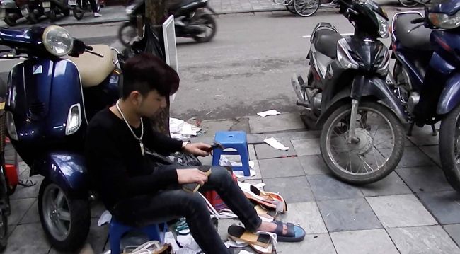 サンダルの木で出来ている台座部分と、いろいろな装飾が付いているベルト部分をそれぞれ選ぶと、この「イカした」お兄さんが足に合わせて位置を決め、鋲うちをしてベルトを固定してくれます。